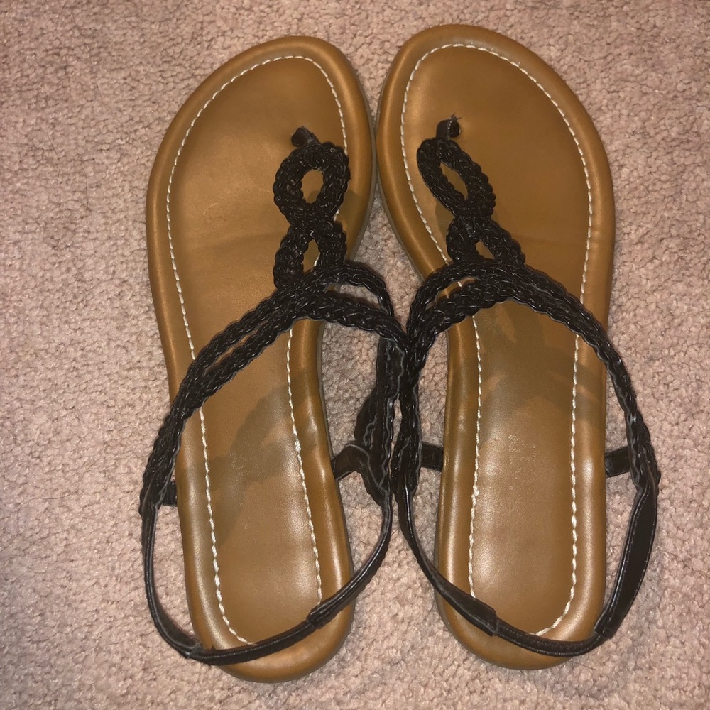 Black knotted sandals